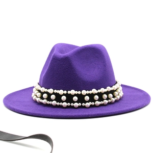 Détail d'un chapeau fedora violet en laine avec ruban de velours noir et perles blanches