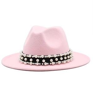 Chapeau fedora rose élégant avec ruban noir et perles blanches pour mode féminine