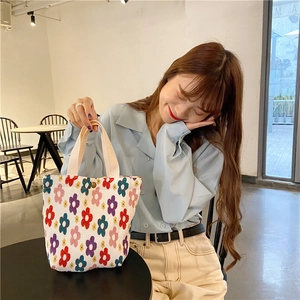 Dettaglio di una piccola borsa in tela con stampe floreali colorate in un bar accogliente