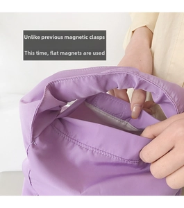 Détail de la fermeture magnétique plate sur un sac à bandoulière en nylon lavande
