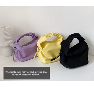 Trois sacs baguette minimalistes en violet, jaune et noir avec un fond renforcé stable