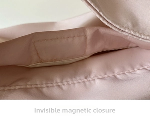 Sac baguette rose montrant le détail de la fermeture magnétique cachée sur l'ouverture