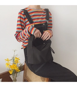 Gros plan d'un sac cabas minimaliste noir en toile dans un cadre de vie décontracté