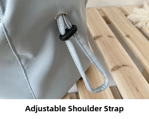 Détail du sac en nylon bleu clair avec cordon de serrage latéral et œillet métallique
