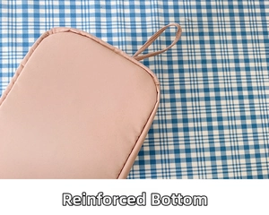 Détail du fond renforcé du sac baguette rose minimaliste avec des coutures bien soignées