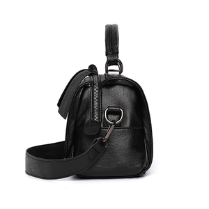 Schwarze Retro Boston Tasche aus Leder mit breitem Schultergurt und Gunmetal-Beschlägen