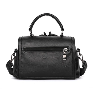 Schwarze Retro Boston-Tasche aus Kunstleder mit Tragegriffen und Schultergurt