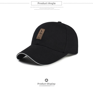 Detalle de gorra de béisbol de algodón negro con parche de cuero Ediko y ribete blanco