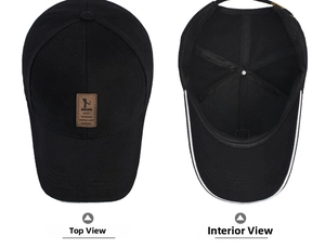 Detalle del interior de la gorra de béisbol de algodón negro y el parche de cuero con logo