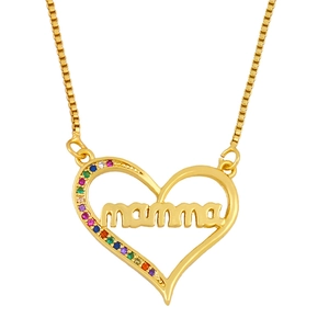 Gouden hartvormige hanger met regenboog kristallen en mamma tekst op witte basis