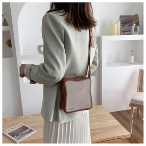 Borsa a tracolla creativa a forma di toast indossata in un ambiente domestico minimale
