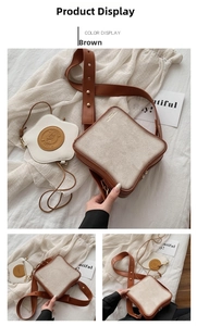 Dettaglio della borsa a tracolla creativa a forma di toast in pelle marrone e ciondolo