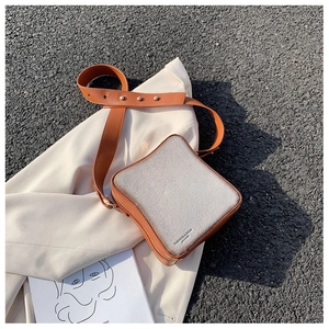 Dettaglio della borsa a tracolla creativa a forma di toast con morbido peluche e pelle