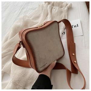 Dettaglio della trama della borsa a forma di toast con pelle PU e zip dorata lucida