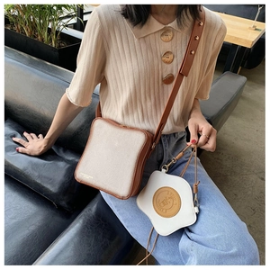 Borsa a tracolla creativa a forma di toast con un portamonete a uovo sulla tracolla