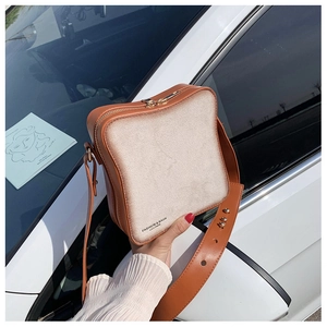 Dettaglio della borsa a tracolla creativa a forma di toast con bordo caramello e camoscio