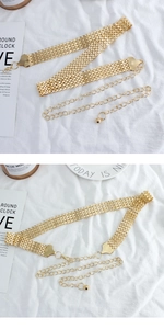 Détail de la chaîne de taille dorée ajustable avec texture mesh et breloques de perles
