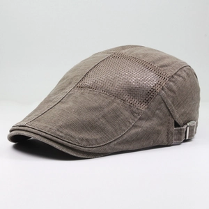 Detalle de gorra plana marrón con malla transpirable y hebilla metálica ajustable