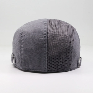 Detalle de la parte trasera de malla transpirable y hebilla metálica en la gorra gris oscuro