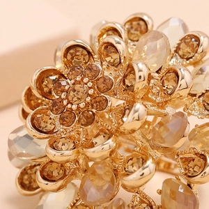 Luxurious gold flower ring with champagne crystals in a vintage elegant design