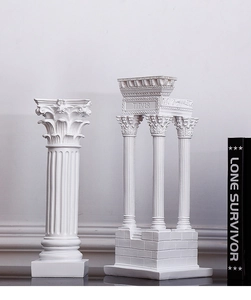 Détail macro de colonnes romaines en résine avec sculptures corinthiennes et texte TITVIR