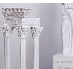 Détail d'un modèle de colonne de temple grec en résine blanche avec gravure TITVLR précise