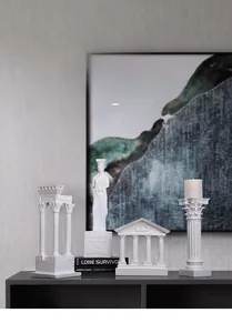 Ensemble détaillé de modèles miniatures de temples grecs et colonnes romaines en résine
