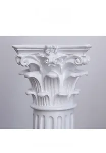 Détail de chapiteau corinthien blanc en résine avec sculptures de feuilles d'acanthe