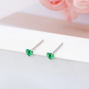 Vue rapprochée détaillée de boucles d'oreilles cœur vert 3mm en argent sterling S925