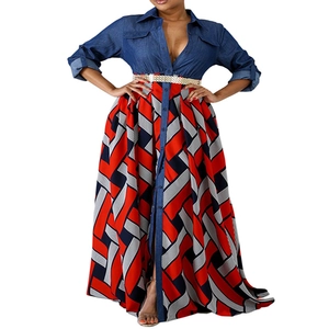 Denim-Maxikleid mit geometrischem Rock und goldenem Gürtel für Damen