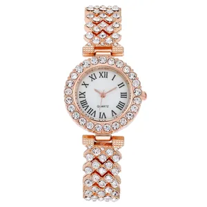 Orologio di lusso da donna in oro rosa con quadrante romano bianco e lunetta di cristalli