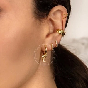 Orecchini a cerchio in argento S925 con stella, luna e cristalli di zirconia cubica