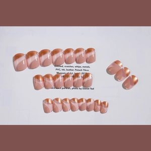 Französische Milchtee-Press-On-Nägel mit roségoldenem Metallic-Bogen-Design