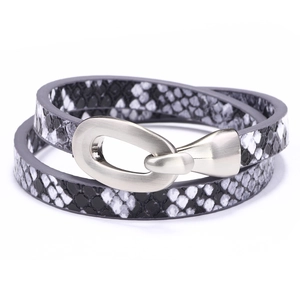 Détail d'un bracelet double en cuir à motif serpent avec une boucle en métal argenté