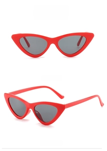 Vorder- und Seitenansicht der Vintage-Cat-Eye-Sonnenbrille in Rot mit grauen Gläsern