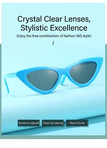 Nahaufnahme der hellblauen Cat-Eye-Sonnenbrille mit grauen Gläsern auf blauem Hintergrund