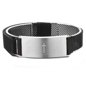 Détail du bracelet en maille noire avec plaque croix argentée et gravure Notre Père