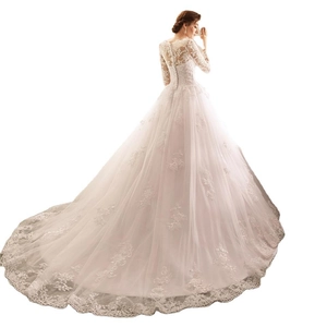 Robe de mariée élégante en dentelle à manches longues avec longue traîne et col rond