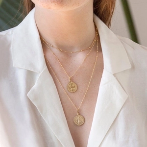 Collana a tre strati in argento s925 dorato con ciondoli a moneta indossata da modella