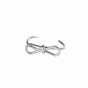 Verstellbarer offener Ring aus Titanstahl mit minimalistischem Schleifen-Design