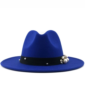 Damen Fedora Filzhut in Königsblau mit Perlenbesatz und schwarzem Band auf weißem Grund