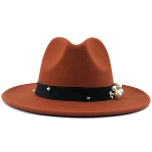 Detail eines Vintage-Fedora-Hutes aus Wollfilz mit Perlen- und Blumenakzenten