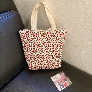 Dettaglio del tessuto plissettato a fiori con fibbia dorata retrò su una piccola borsa
