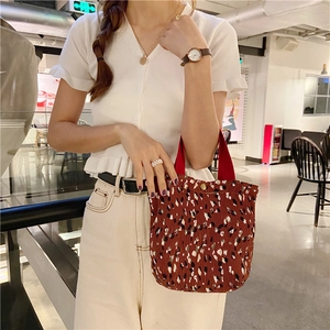 Mini borsa tote in tessuto increspato a fiori rosso mattone con bottone a pressione