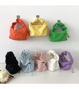 Gros plan de sacs baguette plissés en huit couleurs avec des détails de cordon