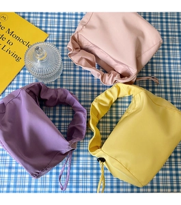 Détails de sacs à main colorés en nylon avec cordon en rose, violet et jaune
