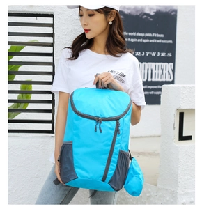 Zaino da esterno leggero blu brillante impermeabile con tasche in rete e tasca con zip