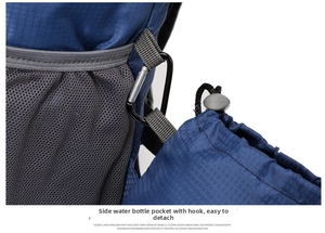 Dettaglio dello zaino in nylon impermeabile con tasca laterale in rete e gancio staccabile