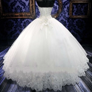Elegante witte strapless trouwjurk met parelborduursel en bloemige strik op de tailleband