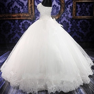Elegante witte strapless trouwjurk met kralenlijfje en kantborduurwerk op de tule rok